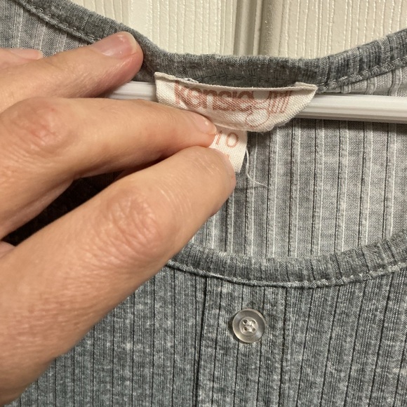 Gray Ribbed Button-Up Crop Top - Picture 4 of 4